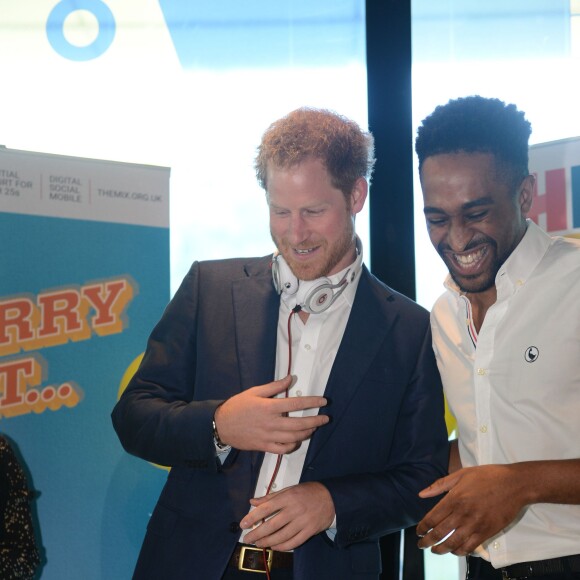 Le prince Harry en mode DJ avec DJ AJ King lors du lancement avec William et Kate de leur campagne Heads Together de sensibilisation sur la santé mentale le 16 mai 2016 au parc olympique Elizabeth à Londres.