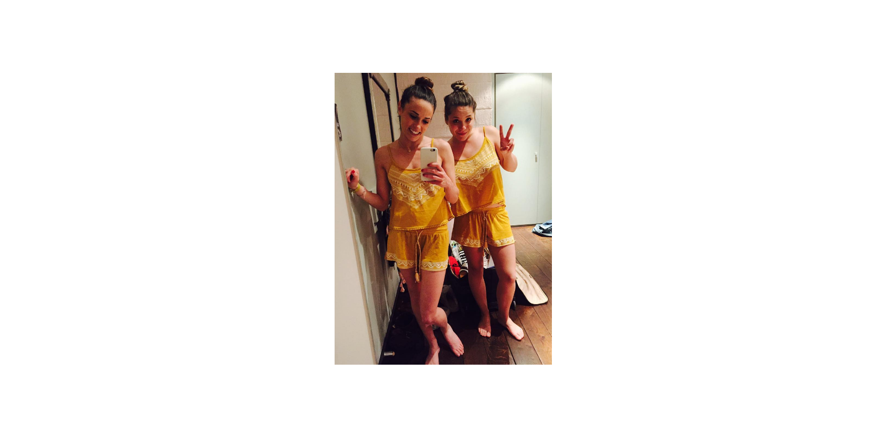 Capucine Anav Et Ses Soeurs Capucine Anav et sa soeur Lou : Tendre photo des deux "soeurs jumelles" -  Purepeople