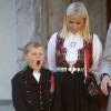 8h15, un peu tôt pour le prince Sverre Magnus, en ce jour de Fête nationale ! Le prince Haakon et la princesse Mette-Marit de Norvège et leurs enfants la princesse Ingrid Alexandra et le prince Sverre Magnus ont célébré dans la plus pure tradition la Fête Nationale norvégienne en se postant sur le perron de leur résidence, Skaugum, à Oslo, le 17 mai 2016, pour assister au défilé des écoliers.
