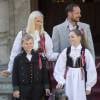 Le prince Haakon et la princesse Mette-Marit de Norvège et leurs enfants la princesse Ingrid Alexandra et le prince Sverre Magnus ont célébré dans la plus pure tradition la Fête Nationale norvégienne en se postant sur le perron de leur résidence, Skaugum, à Oslo, le 17 mai 2016, pour assister au défilé des écoliers.