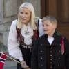 Le prince Haakon et la princesse Mette-Marit de Norvège et leurs enfants la princesse Ingrid Alexandra et le prince Sverre Magnus ont célébré dans la plus pure tradition la Fête Nationale norvégienne en se postant sur le perron de leur résidence, Skaugum, à Oslo, le 17 mai 2016, pour assister au défilé des écoliers.
