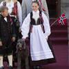 Milly Kokoa et Muffin Kråkebolle ont encore eu droit à leur lot de câlins ! Le prince Haakon et la princesse Mette-Marit de Norvège et leurs enfants la princesse Ingrid Alexandra et le prince Sverre Magnus ont célébré dans la plus pure tradition la Fête Nationale norvégienne en se postant sur le perron de leur résidence, Skaugum, à Oslo, le 17 mai 2016, pour assister au défilé des écoliers.