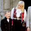 8h15, un peu tôt pour le prince Sverre Magnus, en ce jour de Fête nationale ! Le prince Haakon et la princesse Mette-Marit de Norvège et leurs enfants la princesse Ingrid Alexandra et le prince Sverre Magnus ont célébré dans la plus pure tradition la Fête Nationale norvégienne en se postant sur le perron de leur résidence, Skaugum, à Oslo, le 17 mai 2016, pour assister au défilé des écoliers.