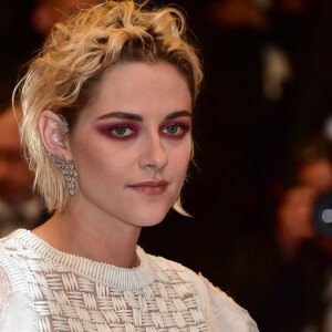 Kristen Stewart (bagues et boucles d'oreilles Messika et robe Chanel) - Montée des marches du film "Personal Shopper" lors du 69e Festival International du Film de Cannes. Le 17 mai 2016. © Cyril Moreau/Bestimage