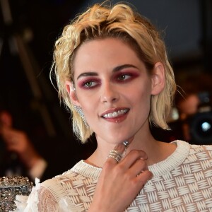 Kristen Stewart (bagues et boucles d'oreilles Messika et robe Chanel) - Montée des marches du film "Personal Shopper" lors du 69e Festival International du Film de Cannes. Le 17 mai 2016. © Cyril Moreau/Bestimage