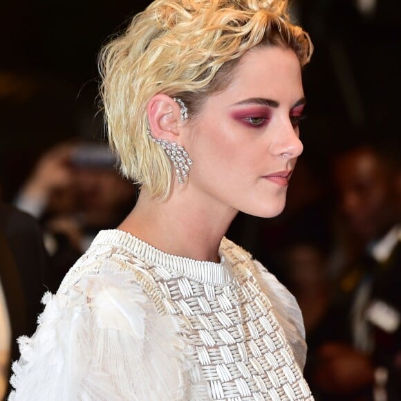 Kristen Stewart (bagues et boucles d'oreilles Messika et robe Chanel) - Montée des marches du film "Personal Shopper" lors du 69e Festival International du Film de Cannes. Le 17 mai 2016. © Cyril Moreau/Bestimage