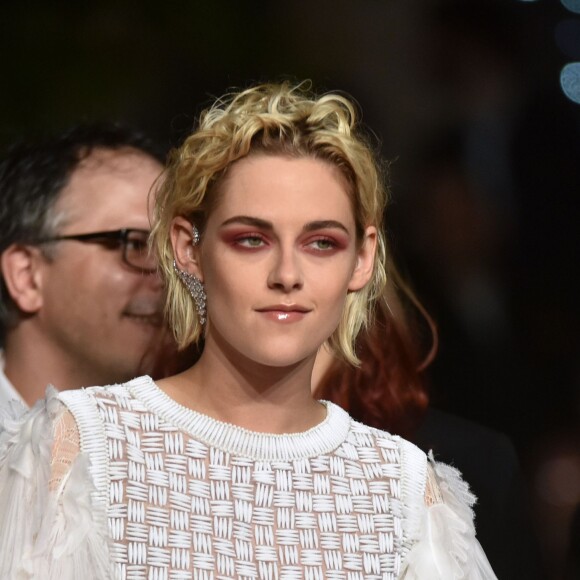 Kristen Stewart (bagues et boucles d'oreilles Messika et robe Chanel) - Montée des marches du film "Personal Shopper" lors du 69e Festival International du Film de Cannes. Le 17 mai 2016. © Cyril Moreau/Bestimage