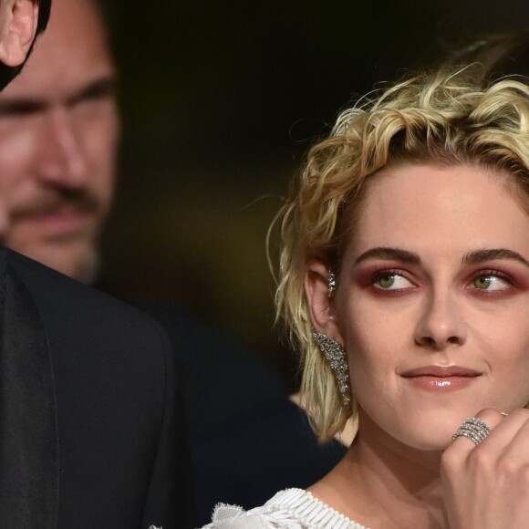 Kristen Stewart (bagues et boucles d'oreilles Messika et robe Chanel) - Montée des marches du film "Personal Shopper" lors du 69e Festival International du Film de Cannes. Le 17 mai 2016. © Cyril Moreau/Bestimage