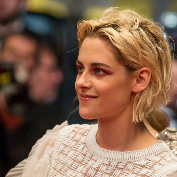 Kristen Stewart (bagues et boucles d'oreilles Messika et robe Chanel) - Montée des marches du film "Personal Shopper" lors du 69e Festival International du Film de Cannes. Le 17 mai 2016. © Cyril Moreau/Bestimage