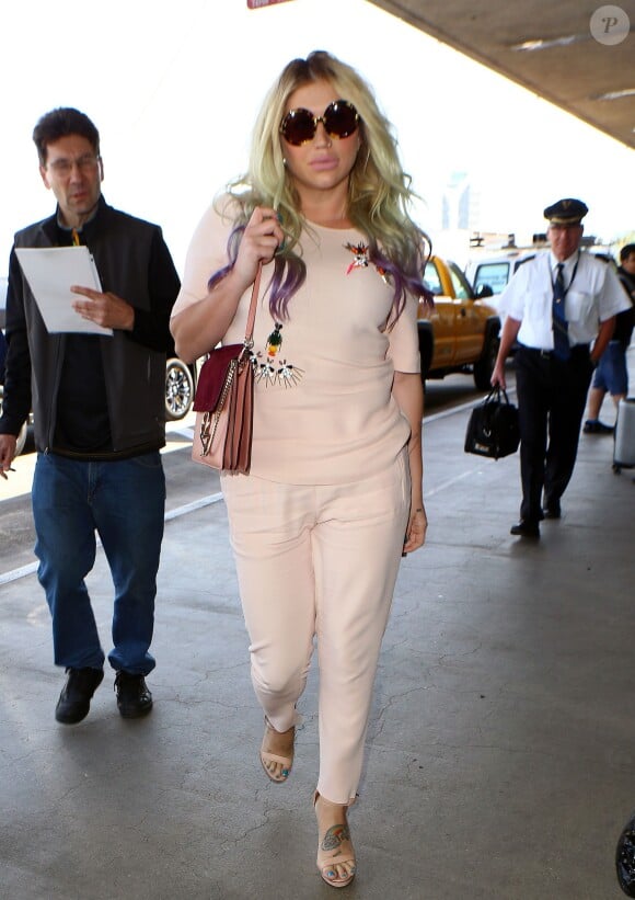 La chanteuse Kesha va prendre un avion à l'aéroport de LAX à Los Angeles, le 15 avril 2016. © CPA/Bestimage