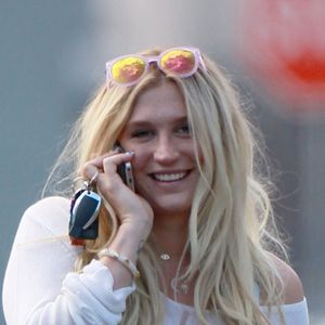 Exclusif - La chanteuse Kesha, qui semble avoir pris quelques kilos, sort déjeuner avec un ami à Los Angeles le 4 novembre 2015. © CPA/Bestimage