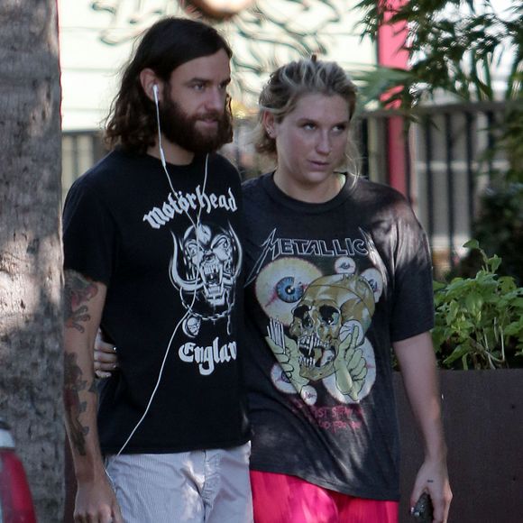 La chanteuse Kesha et son compagnon Brad Ashenfelter portent des t-shirts de musique métal à Los Angeles le 21 octobre 2015. © CPA/Bestimage