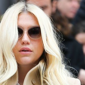 La chanteuse Kesha quitte la cour de New York après son audition dans l'affaire qui l'oppose à Dr Luke, le 19 février 2016. Sony empêche Kesha de changer de maison de disque et veut l'obliger à faire les 3 prochains albums avec Dr. Luke, comme l'exige son contrat, alors que la chanteuse prétend que l'homme l'a agressée sexuellement.
