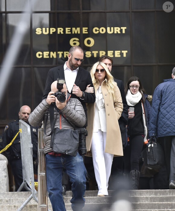 La chanteuse Kesha quitte la cour de New York après son audition dans l'affaire qui l'oppose à Dr Luke, le 19 février 2016. Sony empêche Kesha de changer de maison de disque et veut l'obliger à faire les 3 prochains albums avec Dr. Luke, comme l'exige son contrat, alors que la chanteuse prétend que l'homme l'a agressée sexuellement.