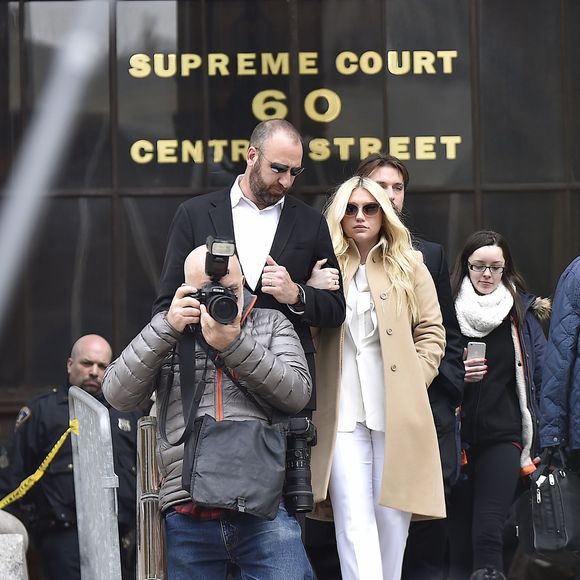 La chanteuse Kesha quitte la cour de New York après son audition dans l'affaire qui l'oppose à Dr Luke, le 19 février 2016. Sony empêche Kesha de changer de maison de disque et veut l'obliger à faire les 3 prochains albums avec Dr. Luke, comme l'exige son contrat, alors que la chanteuse prétend que l'homme l'a agressée sexuellement.