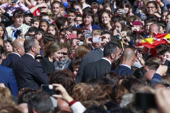 Le roi Felipe VI et la reine Letizia d'Espagne, en plein bain de foule, en visite à Villanueva de los Infantes le 18 mai 2016.