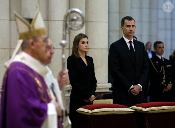 Le roi Felipe VI et la reine Letizia d'Espagne assistent à la cérémonie commémorative en hommage aux victimes du tremblement de terre en Equateur en la cathédrale La Almudena à Madrid. Le 17 mai 2016 © Jack Abuin / Zuma Press / Bestimage