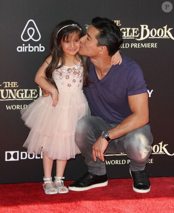 Mario Lopez et sa fille Gia Francesca à la Première du film "Le Livre de la Jungle" au El Capitan Theatre à Hollywood. Le 4 avril 2016