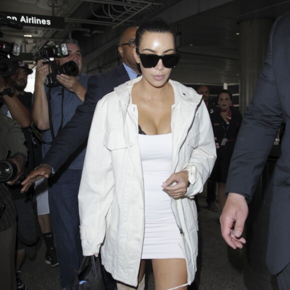 Kim Kardashian et sa mère Kris Jenner arrivent à l'aéroport LAX de Los Angeles, le 18 mai 2016.
