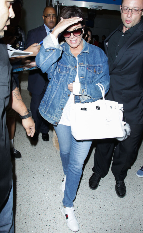 Kris Jenner arrive à l'aéroport LAX de Los Angeles, le 18 mai 2016.