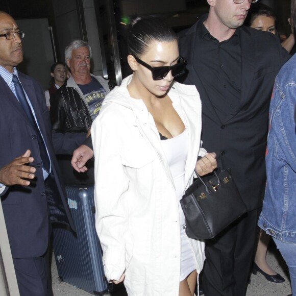 Kim Kardashian arrive à l'aéroport LAX de Los Angeles, le 18 mai 2016.