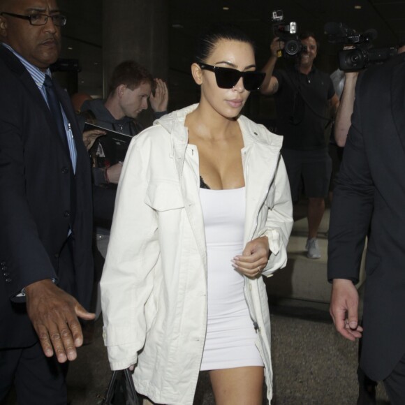 Kim Kardashian et sa mère Kris Jenner à l'aéroport LAX de Los Angeles, le 18 mai 2016.