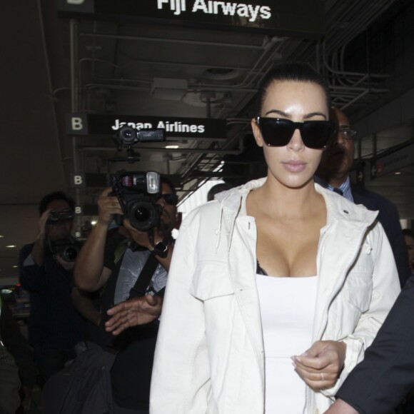 Kim Kardashian et sa mère Kris Jenner arrivent à l'aéroport LAX de Los Angeles, le 18 mai 2016.