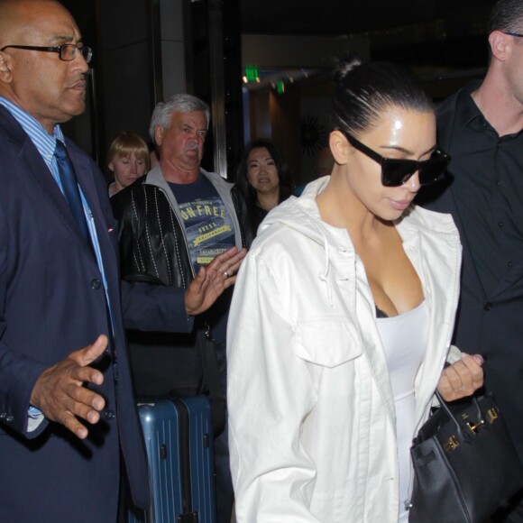 Kim Kardashian et sa mère Kris Jenner arrivent à l'aéroport LAX de Los Angeles, le 18 mai 2016.