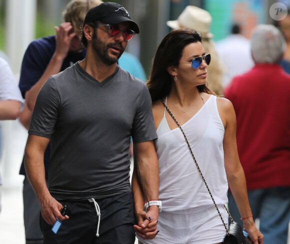 Eva Longoria et son compagnon Jose Antonio Baston font du shopping puis vont faire du scooter lors de leurs vacances à Miami, le 13 septembre 2014