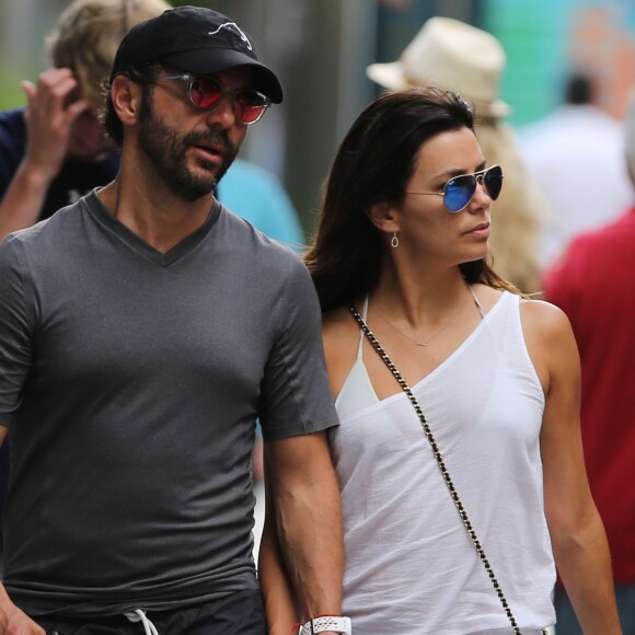 Eva Longoria et son compagnon Jose Antonio Baston font du shopping puis vont faire du scooter lors de leurs vacances à Miami, le 13 septembre 2014