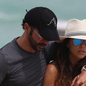 Eva Longoria et son compagnon Jose Antonio Baston discutent avec Serena Williams sur une plage lors de leurs vacances à Miami, le 13 septembre 2014