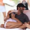 Eva Longoria et son compagnon Jose Antonio Baston discutent avec Serena Williams sur une plage lors de leurs vacances à Miami, le 13 septembre 2014