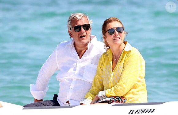 Cécilia et son mari Richard Attias sont venus déjeuner au Club 55 avec la fille de Cécilia et Jacques Martin, Jeanne-Marie Martin (Jeanne-Marie Rallon), et ses deux enfants Diane Elizabeth et Augustin, le 14 juillet 2015, à Saint-Tropez