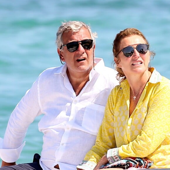 Cécilia et son mari Richard Attias sont venus déjeuner au Club 55 avec la fille de Cécilia et Jacques Martin, Jeanne-Marie Martin (Jeanne-Marie Rallon), et ses deux enfants Diane Elizabeth et Augustin, le 14 juillet 2015, à Saint-Tropez