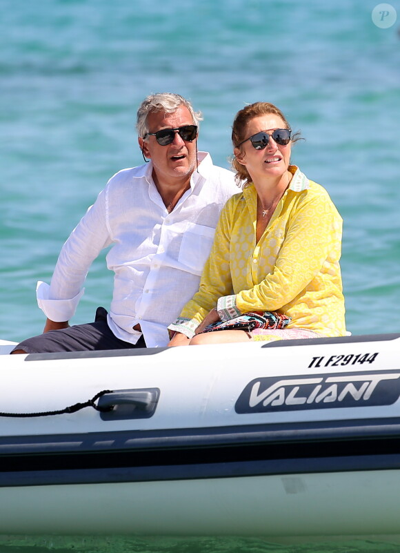 Cécilia et son mari Richard Attias sont venus déjeuner au Club 55 avec la fille de Cécilia et Jacques Martin, Jeanne-Marie Martin (Jeanne-Marie Rallon), et ses deux enfants Diane Elizabeth et Augustin, le 14 juillet 2015, à Saint-Tropez