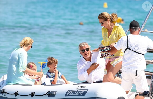 Cécilia et son mari Richard Attias sont venus déjeuner au Club 55 avec la fille de Cécilia et Jacques Martin, Jeanne-Marie Martin (Jeanne-Marie Rallon), et ses deux enfants Diane Elizabeth et Augustin, le 14 juillet 2015, à Saint-Tropez. 