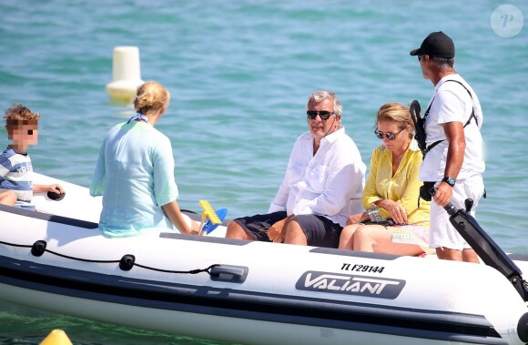 Cécilia et son mari Richard Attias sont venus déjeuner au Club 55 avec la fille de Cécilia et Jacques Martin, Jeanne-Marie Martin (Jeanne-Marie Rallon), et ses deux enfants Diane Elizabeth et Augustin, le 14 juillet 2015, à Saint-Tropez. 