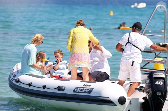Cécilia et son mari Richard Attias sont venus déjeuner au Club 55 avec la fille de Cécilia et Jacques Martin, Jeanne-Marie Martin (Jeanne-Marie Rallon), et ses deux enfants Diane Elizabeth et Augustin, le 14 juillet 2015, à Saint-Tropez. 