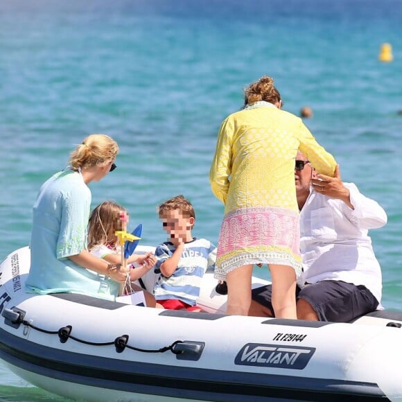 Cécilia et son mari Richard Attias sont venus déjeuner au Club 55 avec la fille de Cécilia et Jacques Martin, Jeanne-Marie Martin (Jeanne-Marie Rallon), et ses deux enfants Diane Elizabeth et Augustin, le 14 juillet 2015, à Saint-Tropez. 