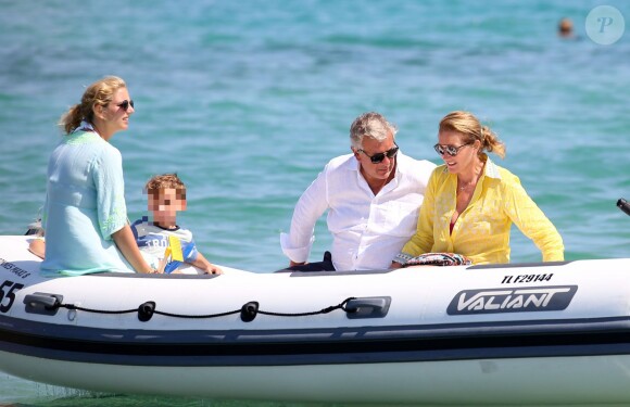 Cécilia et son mari Richard Attias sont venus déjeuner au Club 55 avec la fille de Cécilia et Jacques Martin, Jeanne-Marie Martin (Jeanne-Marie Rallon), et ses deux enfants Diane Elizabeth et Augustin, le 14 juillet 2015, à Saint-Tropez.