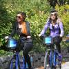 Lindsay Lohan et sa mere Dina se promenent a velo dans les rues de New York. Le 8 octobre 2013 Lindsay Lohan and Dina Lohan riding city bikes in NYC's West Village neighborhood on Tuesday afternoon.08/10/2013 - New York