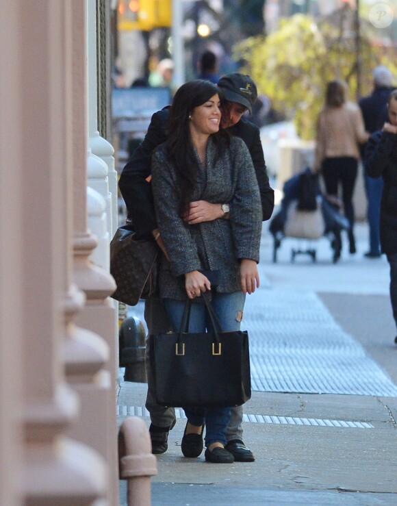 Exclusif - Michael Lohan est très proche d'une mystérieuse inconnue brune dans la rue à New York le 13 avril 2016.