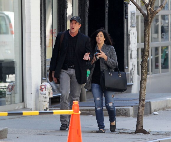 Exclusif - Michael Lohan est très proche d'une mystérieuse inconnue brune dans la rue à New York le 13 avril 2016.