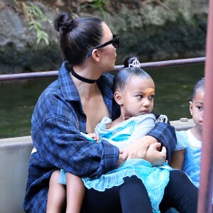 Kim Kardashian et sa fille North West - Kim et Kourtney Kardashian ont emmené leurs enfants à Disneyland à Anaheim le 19 mai 2016.