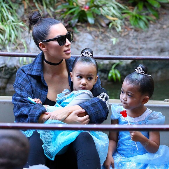 Kim Kardashian et sa fille North West - Kim et Kourtney Kardashian ont emmené leurs enfants à Disneyland à Anaheim le 19 mai 2016.