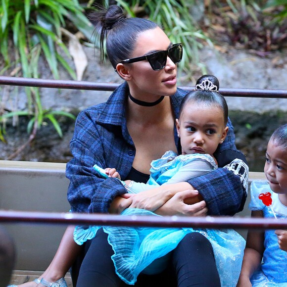 Kim Kardashian et sa fille North West - Kim et Kourtney Kardashian ont emmené leurs enfants à Disneyland à Anaheim le 19 mai 2016.