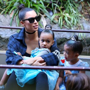 Kim Kardashian et sa fille North West - Kim et Kourtney Kardashian ont emmené leurs enfants à Disneyland à Anaheim le 19 mai 2016.