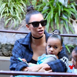 Kim Kardashian et sa fille North West - Kim et Kourtney Kardashian ont emmené leurs enfants à Disneyland à Anaheim le 19 mai 2016.
