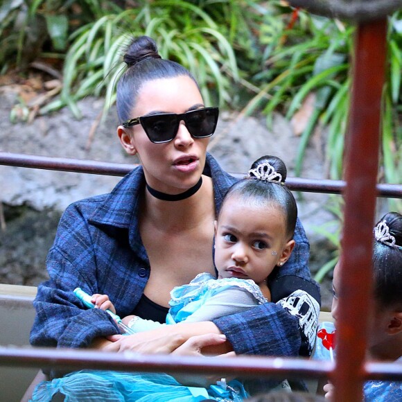 Kim Kardashian et sa fille North West - Kim et Kourtney Kardashian ont emmené leurs enfants à Disneyland à Anaheim le 19 mai 2016.