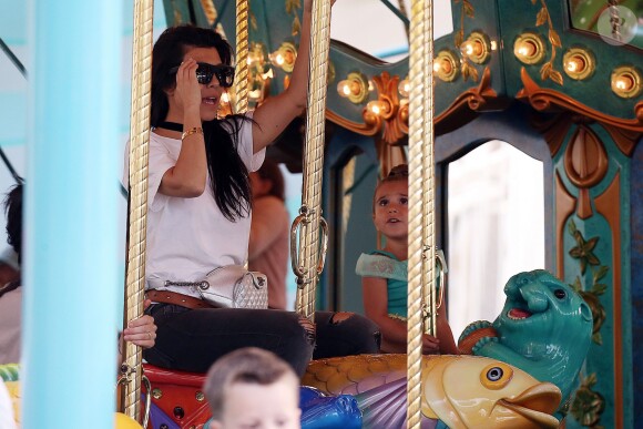 Kourtney Kardashian et sa fille Penelope à Disneyland à Anaheim le 19 mai 2016.